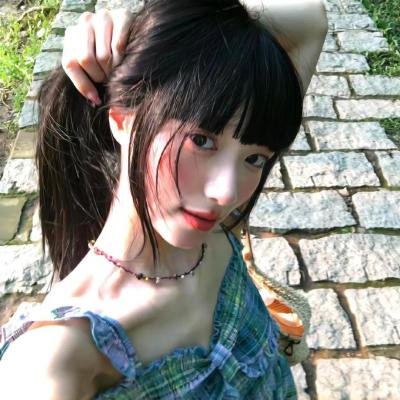 泳池里的女人